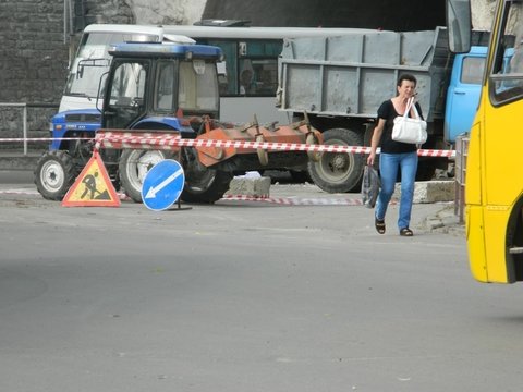 Фото дня:  Через реконструкцію мосту тернополяни лізуть на огорожу  , фото №3 на сайті 20minut.ua