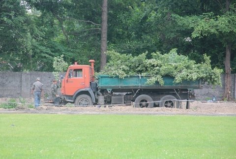 Реконструкцією стадіону в Малині займаються міліціянти на сайті 20minut.ua Реконструкцією стадіону в Малині займаються міліціянти, фото №1 на сайті 20minut.ua