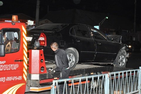 Авто міліціонера забирає евакуатор