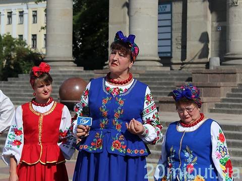 Фото дня: на Театральному майдані - "Лісапетний батальйон", фото №2 на сайті 20minut.ua