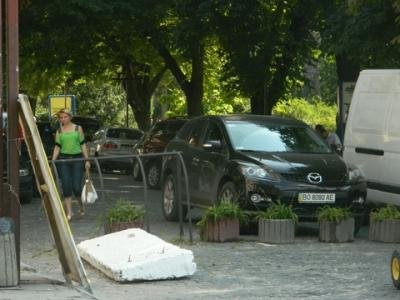 Паркуються на пішохідній зоні, повідомляйте ДАІ на сайті 20minut.ua Паркуються на пішохідній зоні, повідомляйте ДАІ, фото №1 на сайті 20minut.ua