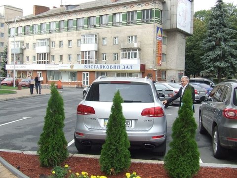 Авто перших осіб Вінниці та області: усі на позашляховиках на сайті 20minut.ua Авто перших осіб Вінниці та області: усі на позашляховиках, фото №4 на сайті 20minut.ua