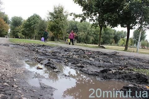 Доріжку в парку "Топільче" розтовкли вщент на сайті 20minut.ua Доріжку в парку "Топільче" розтовкли вщент, фото №2 на сайті 20minut.ua