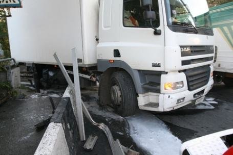 У Тернополі фура пробила бак – пальне стікало на дорогу на сайті 20minut.ua У Тернополі фура пробила бак – пальне стікало на дорогу, фото №1 на сайті 20minut.ua