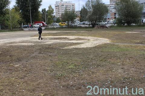 Доріжку в парку "Топільче" розтовкли вщент на сайті 20minut.ua Доріжку в парку "Топільче" розтовкли вщент, фото №3 на сайті 20minut.ua