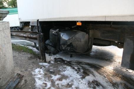 У Тернополі фура пробила бак – пальне стікало на дорогу на сайті 20minut.ua У Тернополі фура пробила бак – пальне стікало на дорогу, фото №2 на сайті 20minut.ua
