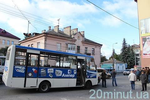 На проспекті Бандери в аварію потрапила маршрутка на сайті 20minut.ua На проспекті Бандери в аварію потрапила маршрутка, фото №1 на сайті 20minut.ua
