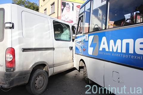 На проспекті Бандери в аварію потрапила маршрутка на сайті 20minut.ua На проспекті Бандери в аварію потрапила маршрутка, фото №2 на сайті 20minut.ua