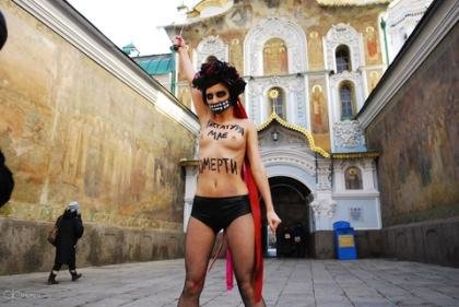 Активістки Femen публічно справили нужду на портрет Януковича, фото №1 на сайті vsim.ua