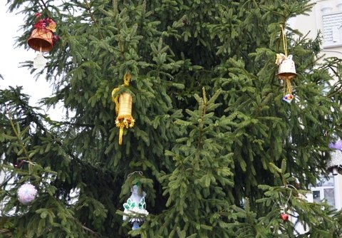 Підсихаючу «живу» ялинку на Михайлівській нарядили дитячими прикрасами. Фото. на сайті 20minut.ua Підсихаючу «живу» ялинку на Михайлівській нарядили дитячими прикрасами. Фото., фото №2 на сайті 20minut.ua