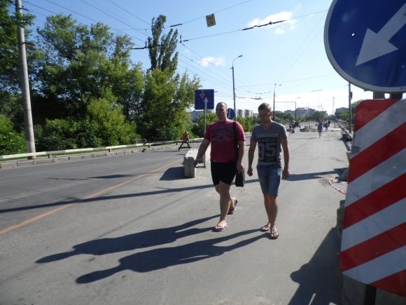 Пішки через закритий міст. Ремонтники кажуть, що 19 днів їм може не вистачити, фото №5 на сайті 20minut.ua