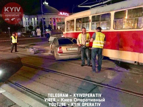 У Києві у ДТП розбився нардеп з Тернопільщини на сайті 20minut.ua У Києві у ДТП розбився нардеп з Тернопільщини, фото №2 на сайті 20minut.ua