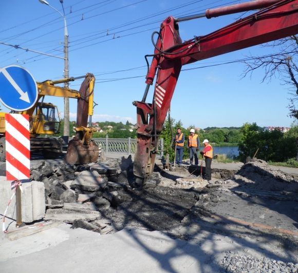 Пішки через закритий міст. Ремонтники кажуть, що 19 днів їм може не вистачити, фото №3 на сайті 20minut.ua