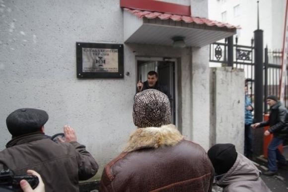  У мережі зявилося відео стрілянини під вінницьким СБУ, фото №1 на сайті 20minut.ua