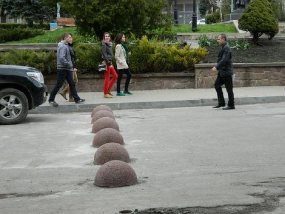 Рожеві кулі не впускатимуть авто на Театралку, фото №1 на сайті 20minut.ua