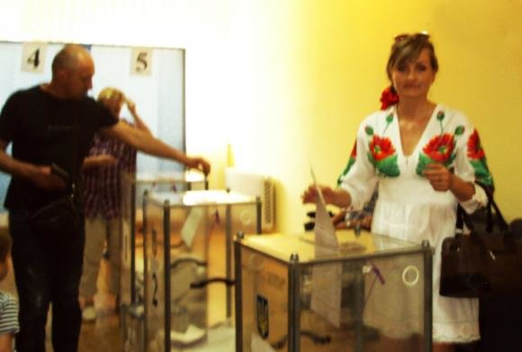 На вибори у вишиванці: голосуємо за фото хмельничан, фото №5 на сайті vsim.ua