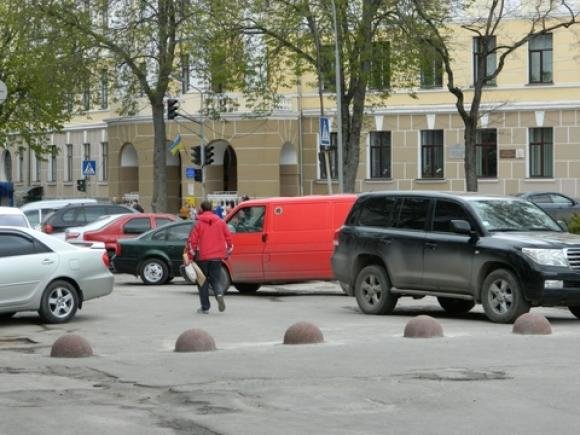 Рожеві кулі не впускатимуть авто на Театралку, фото №2 на сайті 20minut.ua