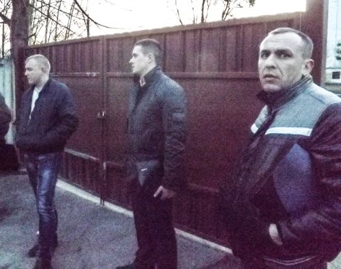 Власник штрафмайданчику - журналісту "20 хвилин": Уб'ю, бл*!" на сайті 20minut.ua Державні виконавці Житомира