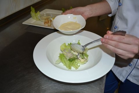 Готуємо салат "Цезар з лососем", фото №2 на сайті 20minut.ua