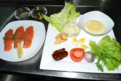 Готуємо салат "Цезар з лососем", фото №1 на сайті 20minut.ua