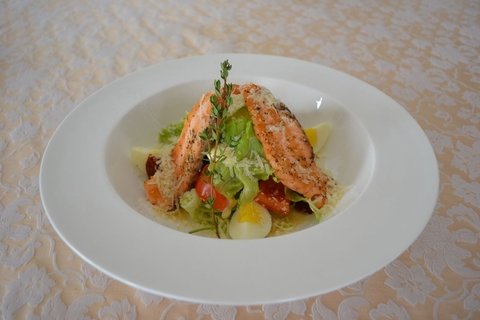 Готуємо салат "Цезар з лососем", фото №6 на сайті 20minut.ua