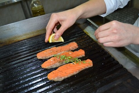 Готуємо салат "Цезар з лососем", фото №5 на сайті 20minut.ua