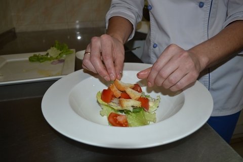 Готуємо салат "Цезар з лососем", фото №3 на сайті 20minut.ua