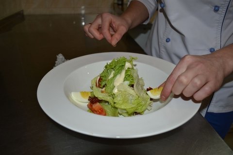 Готуємо салат "Цезар з лососем", фото №4 на сайті 20minut.ua