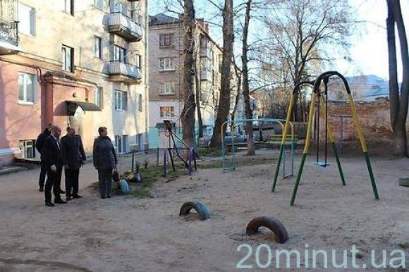 Щоб діти погрались на дитмайданчику – шикуються в… чергу, фото №2 на сайті 20minut.ua