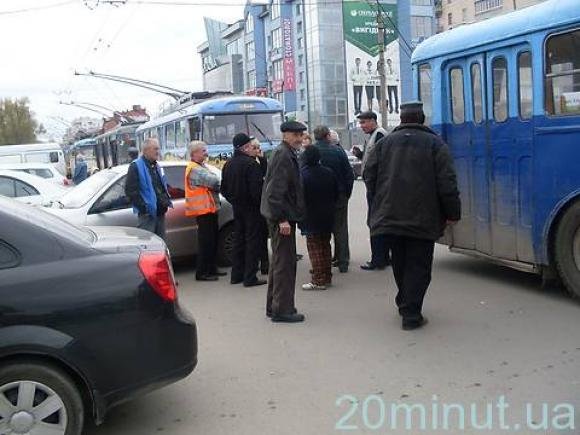 Щоб проїхати, чоловіки відпихали машину руками, фото №1 на сайті 20minut.ua