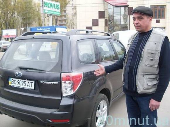 Щоб проїхати, чоловіки відпихали машину руками, фото №2 на сайті 20minut.ua