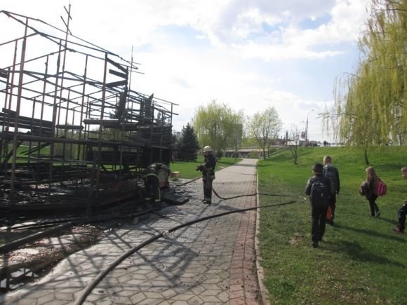 На Кармелюка згорів дитячий майданчик. ФОТО та ВІДЕО, фото №1 на сайті 20minut.ua