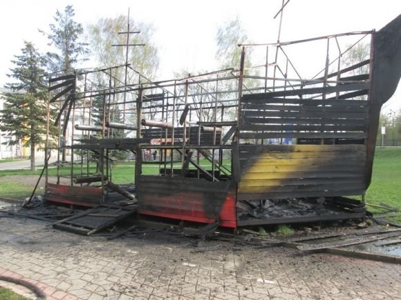 На Кармелюка згорів дитячий майданчик. ФОТО та ВІДЕО, фото №2 на сайті 20minut.ua