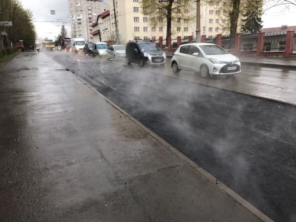 У Тернополі кладуть асфальт і не зважають на дощ на сайті 20minut.ua У Тернополі кладуть асфальт і не зважають на дощ, фото №1 на сайті 20minut.ua