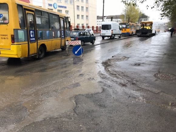 У Тернополі кладуть асфальт і не зважають на дощ на сайті 20minut.ua У Тернополі кладуть асфальт і не зважають на дощ, фото №2 на сайті 20minut.ua