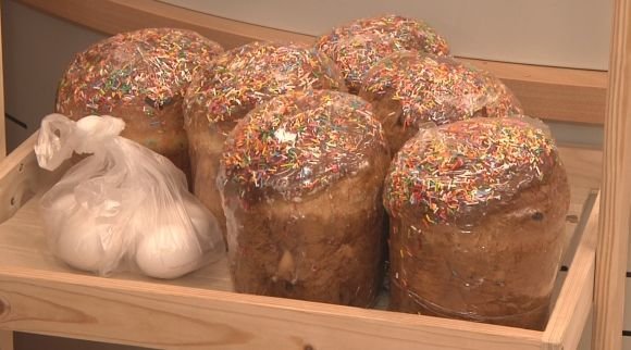 Благодійні кошики, встановлені активістами, наповнюються пасхальними наборами на сайті 20minut.ua Благодійні кошики, встановлені активістами, наповнюються пасхальними наборами, фото №1 на сайті 20minut.ua