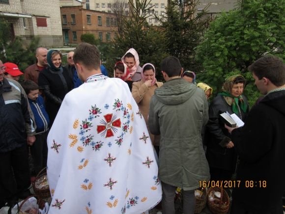 Отець Антон з Великоднім вітанням, фото №9 на сайті 20minut.ua