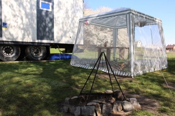 Вінничанин за 12 тисяч доларів побудував дім на колесах на березі Бугу на сайті 20minut.ua Вінничанин за 12 тисяч доларів побудував дім на колесах на березі Бугу, фото №11 на сайті 20minut.ua