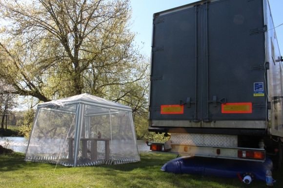 Вінничанин за 12 тисяч доларів побудував дім на колесах на березі Бугу на сайті 20minut.ua Вінничанин за 12 тисяч доларів побудував дім на колесах на березі Бугу, фото №4 на сайті 20minut.ua