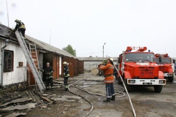 На Можайського 14 вогнеборців гасили склад. ФОТО на сайті 20minut.ua На Можайського 14 вогнеборців гасили склад. ФОТО, фото №2 на сайті 20minut.ua