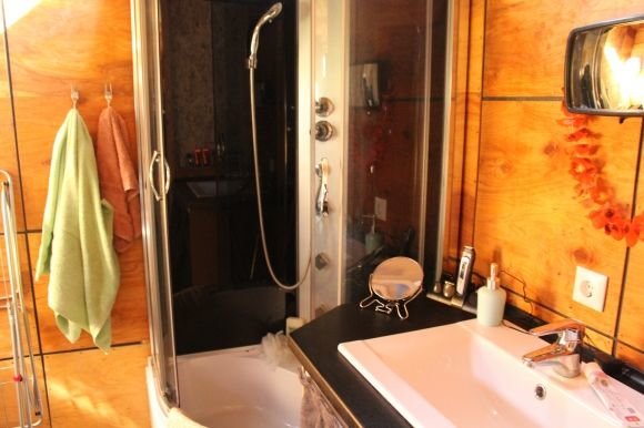 Вінничанин за 12 тисяч доларів побудував дім на колесах на березі Бугу на сайті 20minut.ua Вінничанин за 12 тисяч доларів побудував дім на колесах на березі Бугу, фото №2 на сайті 20minut.ua