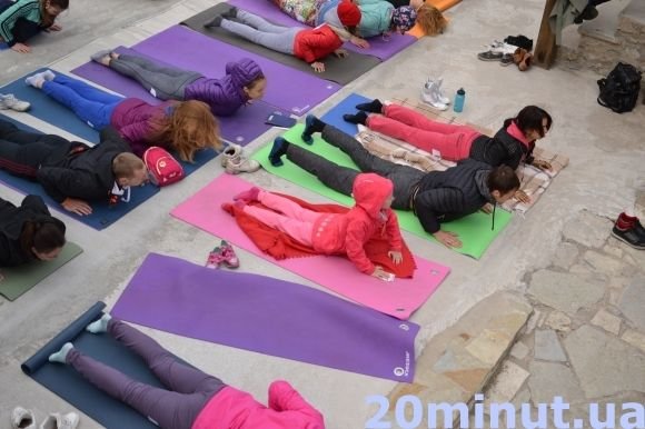 З йогою під градом: у Кам’янці встановили новий рекорд (ФОТО) на сайті 20minut.ua З йогою під градом: у Кам’янці встановили новий рекорд (ФОТО), фото №10 на сайті 20minut.ua