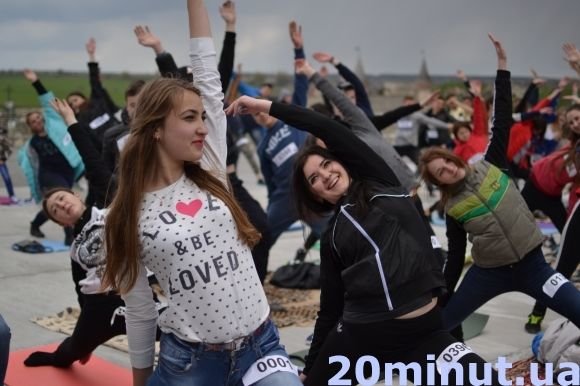 З йогою під градом: у Кам’янці встановили новий рекорд (ФОТО) на сайті 20minut.ua З йогою під градом: у Кам’янці встановили новий рекорд (ФОТО), фото №6 на сайті 20minut.ua