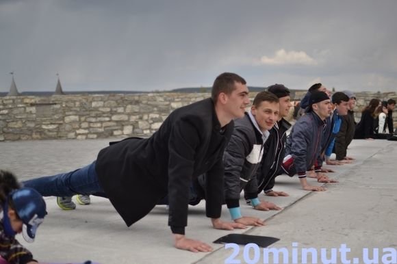 З йогою під градом: у Кам’янці встановили новий рекорд (ФОТО) на сайті 20minut.ua З йогою під градом: у Кам’янці встановили новий рекорд (ФОТО), фото №7 на сайті 20minut.ua