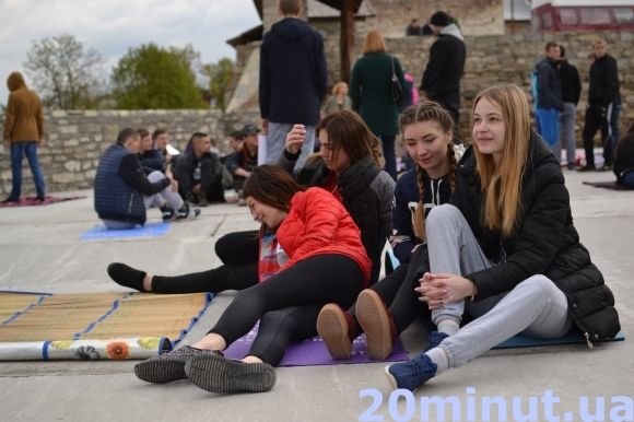 З йогою під градом: у Кам’янці встановили новий рекорд (ФОТО), фото №1 на сайті 20minut.ua