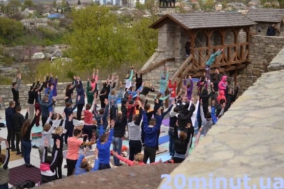 З йогою під градом: у Кам’янці встановили новий рекорд (ФОТО) на сайті 20minut.ua З йогою під градом: у Кам’янці встановили новий рекорд (ФОТО), фото №3 на сайті 20minut.ua