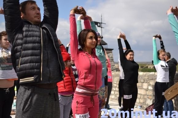 З йогою під градом: у Кам’янці встановили новий рекорд (ФОТО) на сайті 20minut.ua З йогою під градом: у Кам’янці встановили новий рекорд (ФОТО), фото №5 на сайті 20minut.ua