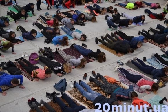 З йогою під градом: у Кам’янці встановили новий рекорд (ФОТО), фото №4 на сайті 20minut.ua