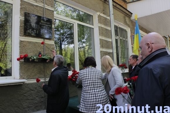 У Кам’янці встановили меморіальну дошку загиблому “кіборгу” на сайті 20minut.ua У Кам’янці встановили меморіальну дошку загиблому “кіборгу”, фото №3 на сайті 20minut.ua