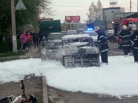 На Вишеньці посеред дороги згоріла "копійка".  ФОТО на сайті 20minut.ua На Вишеньці посеред дороги згоріла "копійка".  ФОТО, фото №1 на сайті 20minut.ua